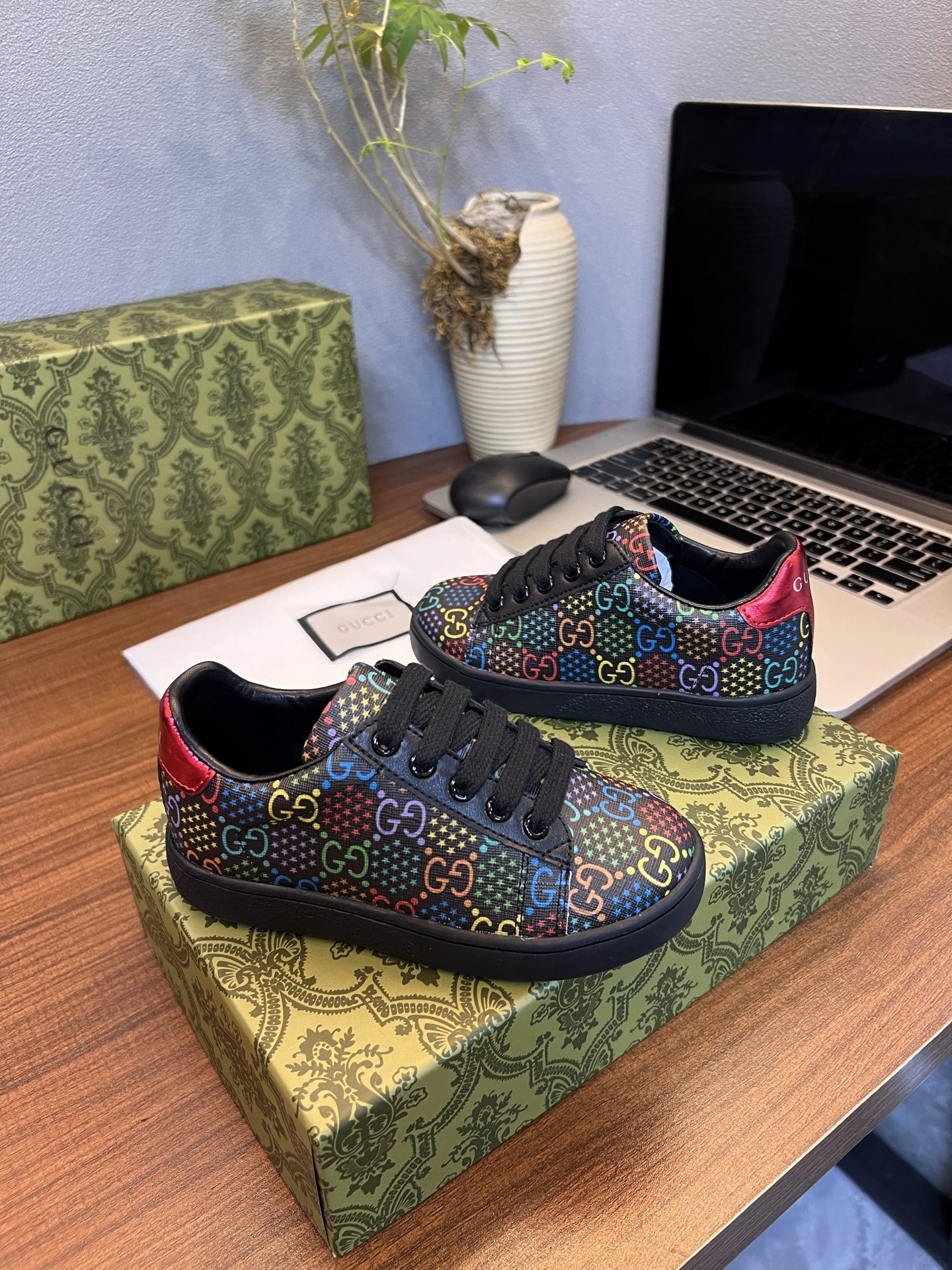 Children's shoes child